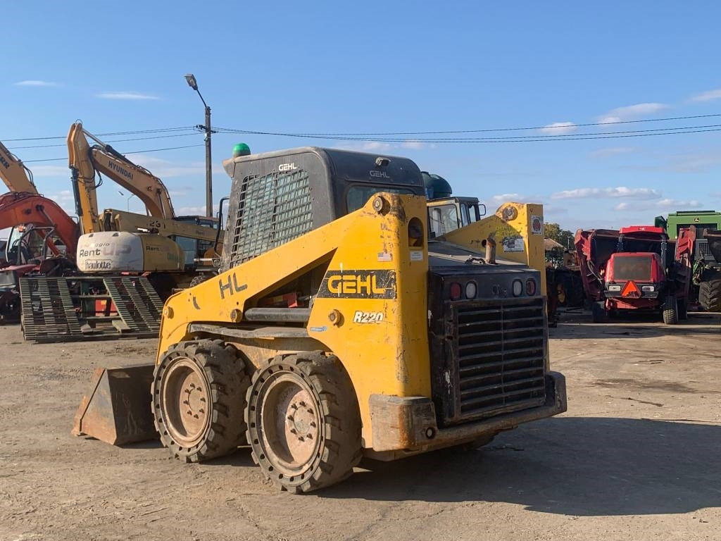 Gehl R 220 - Mini utovarivač: slika Gehl R 220 - Mini utovarivač Gehl R 220 - Mini utovarivač: slika Gehl R 220 - Mini utovarivač