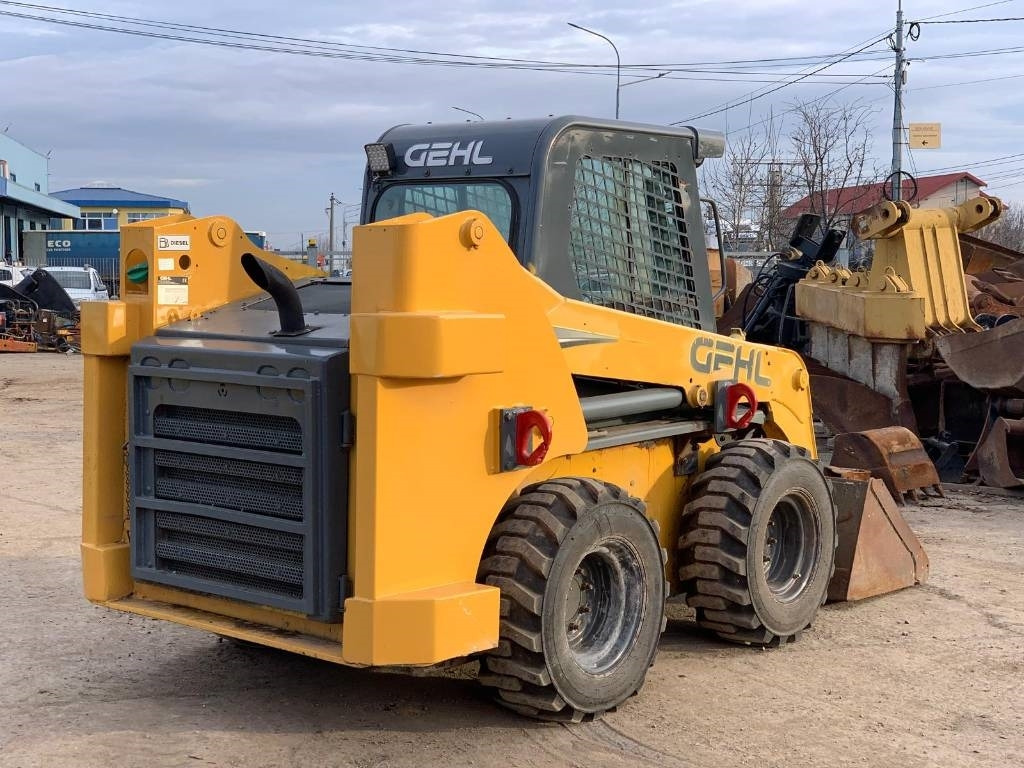 Gehl R 260 - Mini utovarivač: slika Gehl R 260 - Mini utovarivač Gehl R 260 - Mini utovarivač: slika Gehl R 260 - Mini utovarivač