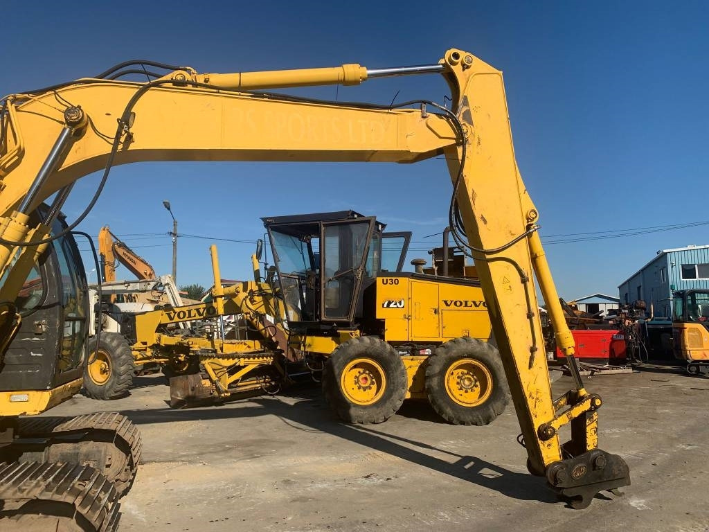 New Holland E 135 SR - Bager gusjeničar: slika New Holland E 135 SR - Bager gusjeničar New Holland E 135 SR - Bager gusjeničar: slika New Holland E 135 SR - Bager gusjeničar