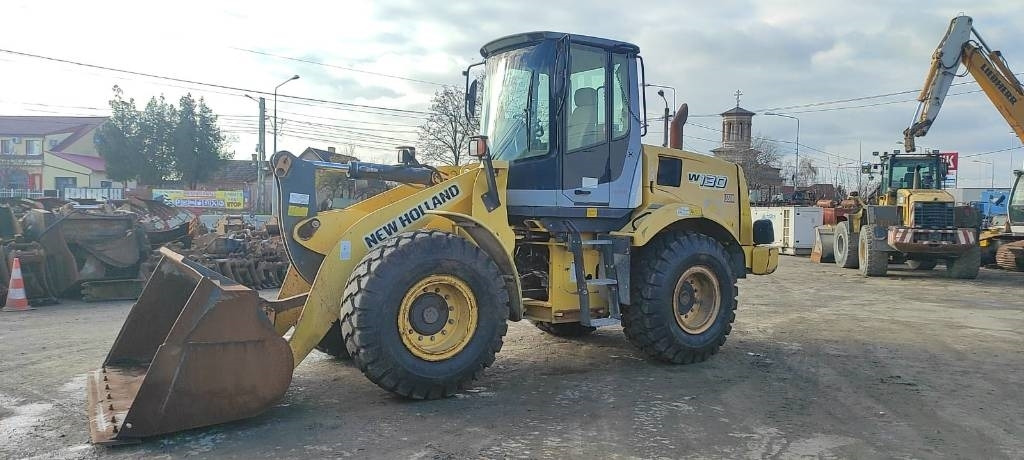 New Holland W 130 - Utovarivač na kotačima: slika New Holland W 130 - Utovarivač na kotačima New Holland W 130 - Utovarivač na kotačima: slika New Holland W 130 - Utovarivač na kotačima