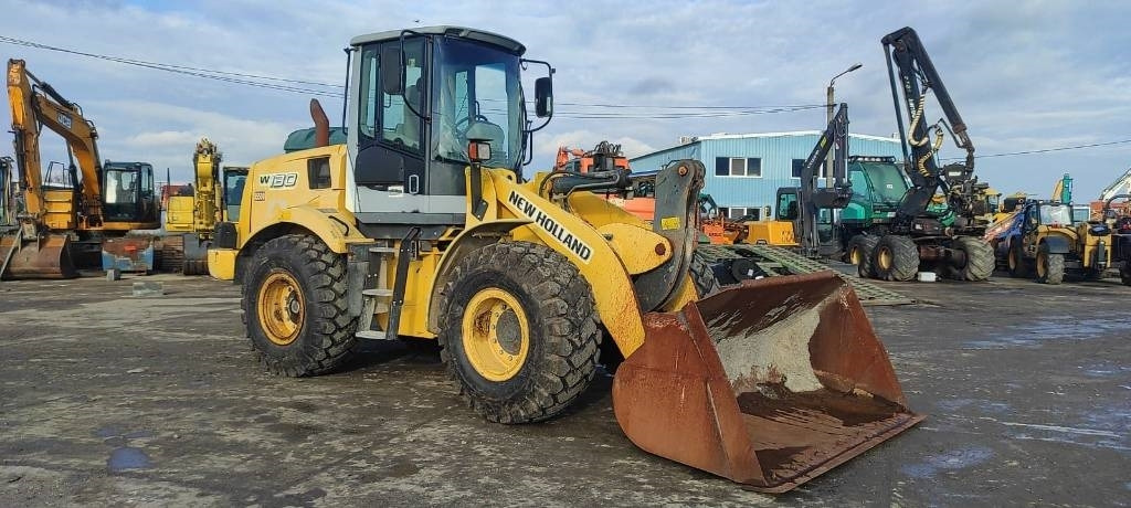 New Holland W 130 - Utovarivač na kotačima: slika New Holland W 130 - Utovarivač na kotačima New Holland W 130 - Utovarivač na kotačima: slika New Holland W 130 - Utovarivač na kotačima