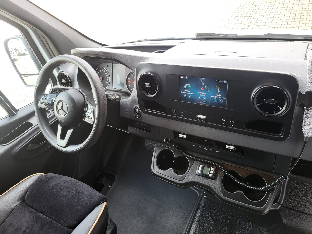 Zakup Mercedes-Benz Sprinter 519 CDI 24 places + 3 standing Mercedes-Benz Sprinter 519 CDI 24 places + 3 standing: slika Zakup Mercedes-Benz Sprinter 519 CDI 24 places + 3 standing Mercedes-Benz Sprinter 519 CDI 24 places + 3 standing