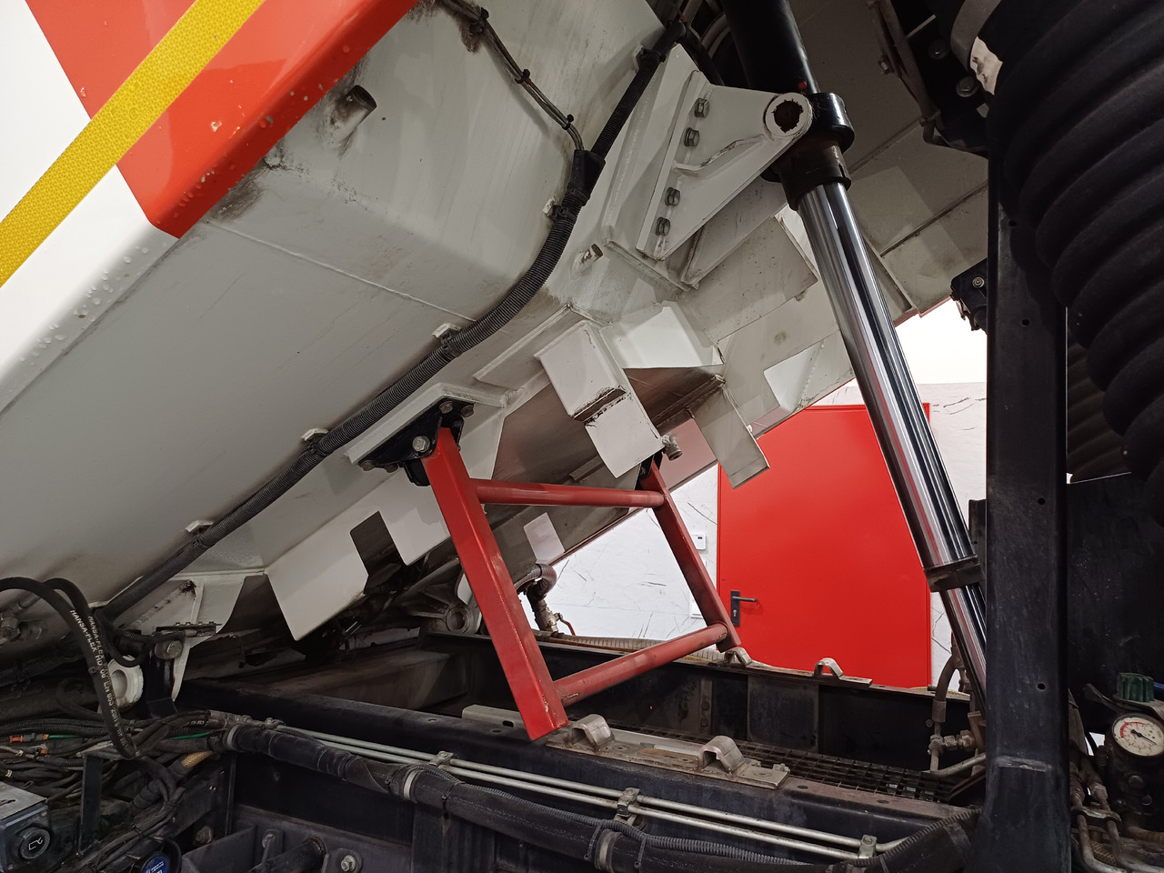 Cestovna čistilica RENAULT D12 Zamiatarka Kehrmaschine 2 Motoren SEMAT Zoeller Szczotki L/R Euro 6 PM10 2017r: slika Cestovna čistilica RENAULT D12 Zamiatarka Kehrmaschine 2 Motoren SEMAT Zoeller Szczotki L/R Euro 6 PM10 2017r