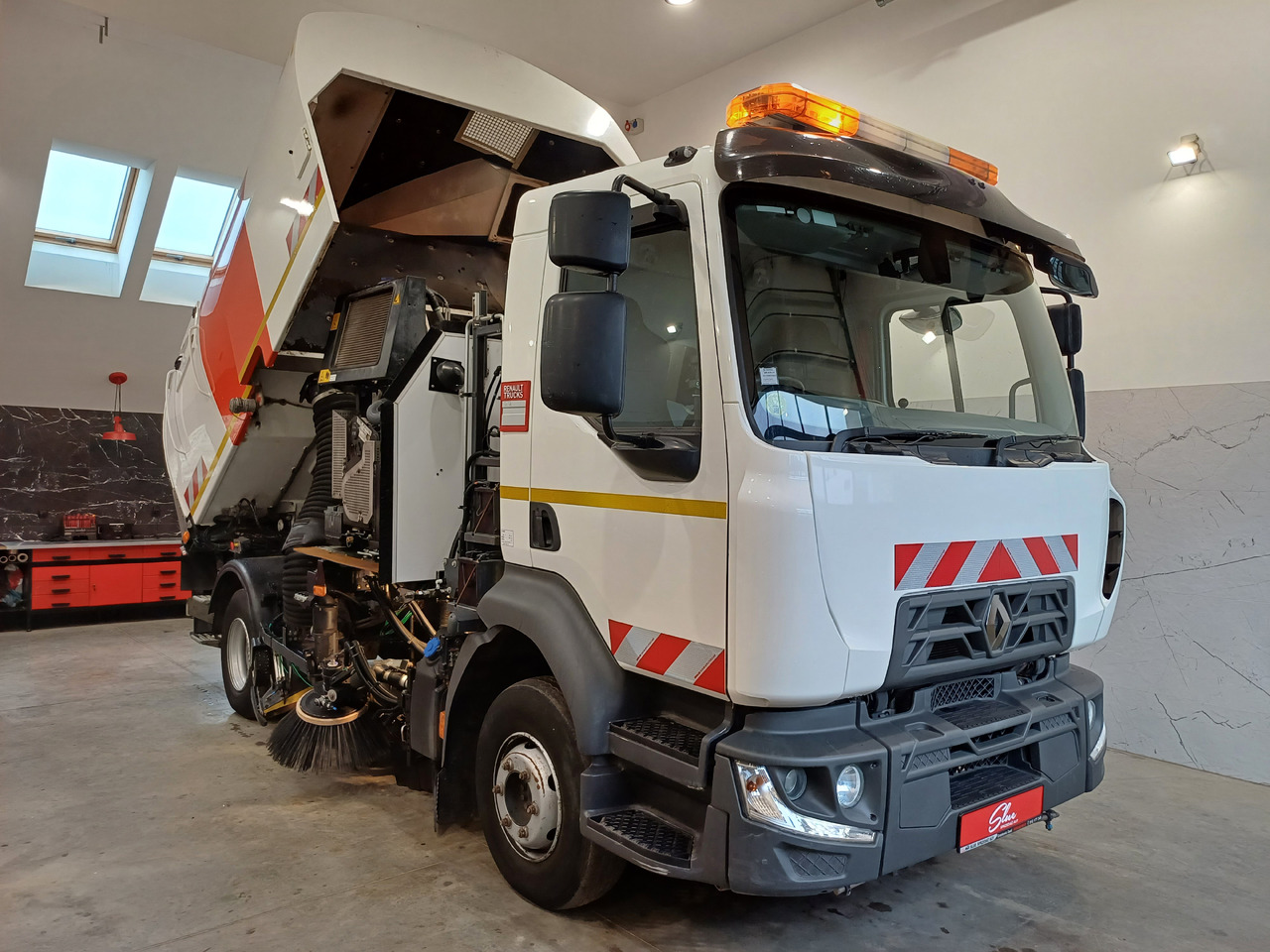 Cestovna čistilica RENAULT D12 Zamiatarka Kehrmaschine 2 Motoren SEMAT Zoeller Szczotki L/R Euro 6 PM10 2017r: slika Cestovna čistilica RENAULT D12 Zamiatarka Kehrmaschine 2 Motoren SEMAT Zoeller Szczotki L/R Euro 6 PM10 2017r
