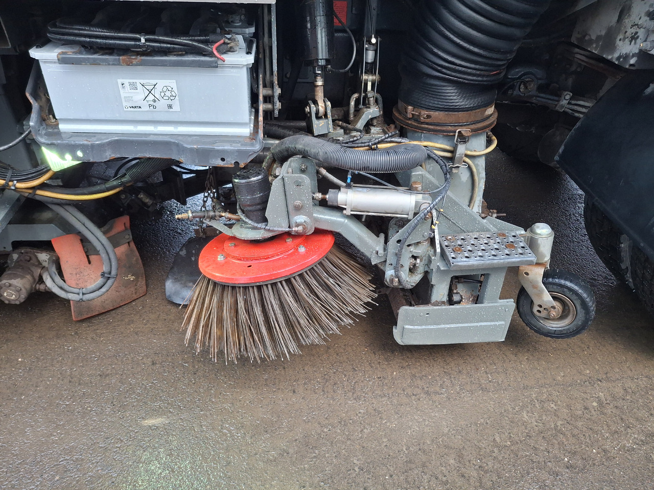 Zakup SCANIA 94G Zamiatarka Kehrmaschine BUCHER L/R Frontbürste 2 Motoren Odchwaszczarka Przednia Szczotka SCANIA 94G Zamiatarka Kehrmaschine BUCHER L/R Frontbürste 2 Motoren Odchwaszczarka Przednia Szczotka: slika Zakup SCANIA 94G Zamiatarka Kehrmaschine BUCHER L/R Frontbürste 2 Motoren Odchwaszczarka Przednia Szczotka SCANIA 94G Zamiatarka Kehrmaschine BUCHER L/R Frontbürste 2 Motoren Odchwaszczarka Przednia Szczotka