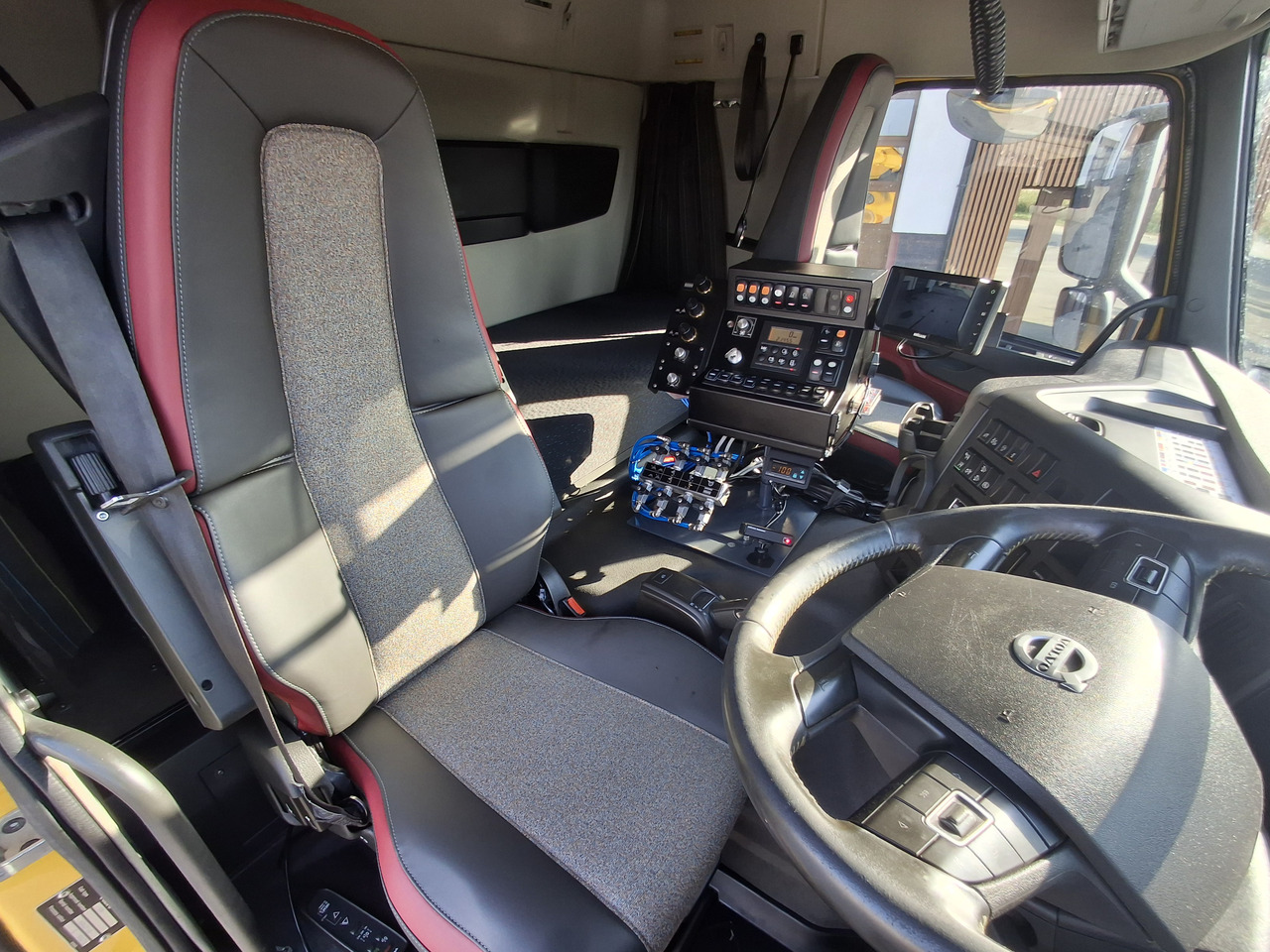 Cestovna čistilica VOLVO FMX 420 Zamiatarka Kehrmaschine Euro 6 PM2.5 BROCK VS 7 TECH Karcher L/R 2145 Mth 2021r: slika Cestovna čistilica VOLVO FMX 420 Zamiatarka Kehrmaschine Euro 6 PM2.5 BROCK VS 7 TECH Karcher L/R 2145 Mth 2021r