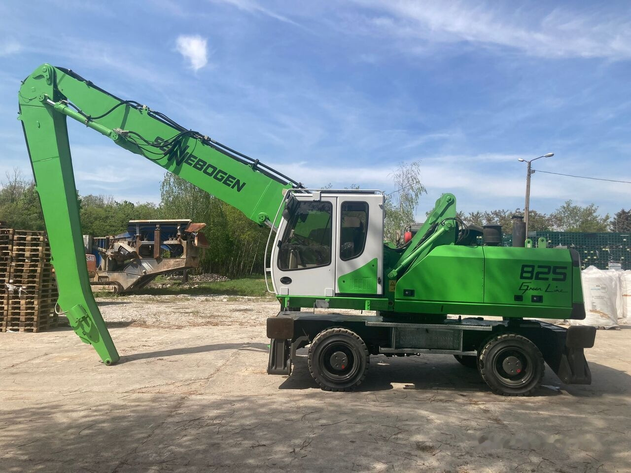 Sennebogen 825 - Stroj za rukovanje otpadom: slika Sennebogen 825 - Stroj za rukovanje otpadom Sennebogen 825 - Stroj za rukovanje otpadom: slika Sennebogen 825 - Stroj za rukovanje otpadom
