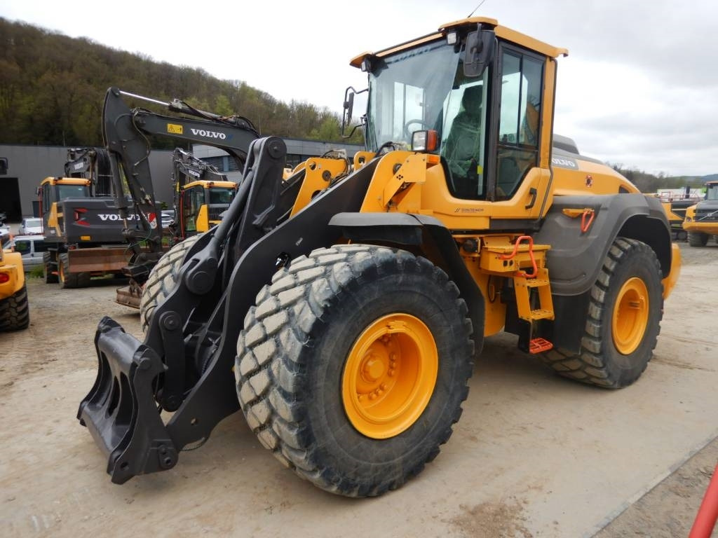 Volvo L 110 H - Utovarivač na kotačima: slika Volvo L 110 H - Utovarivač na kotačima Volvo L 110 H - Utovarivač na kotačima: slika Volvo L 110 H - Utovarivač na kotačima
