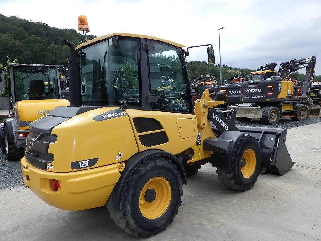 Volvo L 25 F  - Utovarivač na kotačima: slika Volvo L 25 F  - Utovarivač na kotačima Volvo L 25 F  - Utovarivač na kotačima: slika Volvo L 25 F  - Utovarivač na kotačima