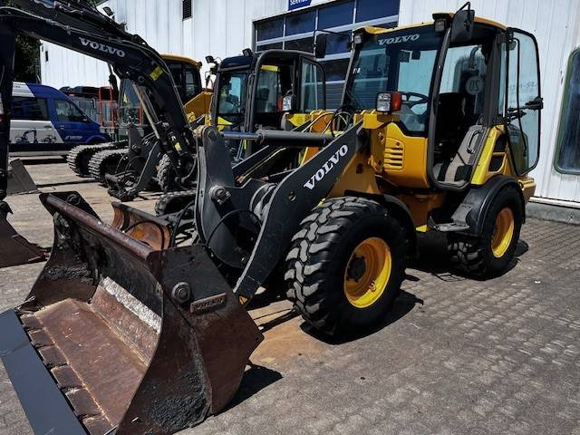 Volvo L 25 F - Utovarivač na kotačima: slika Volvo L 25 F - Utovarivač na kotačima Volvo L 25 F - Utovarivač na kotačima: slika Volvo L 25 F - Utovarivač na kotačima