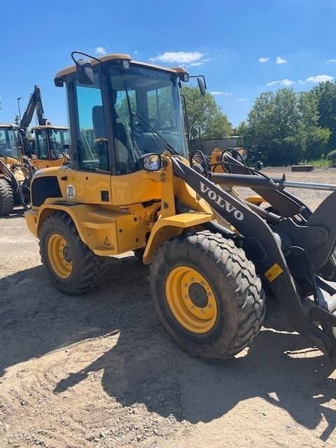 Volvo L 30 G - Utovarivač na kotačima: slika Volvo L 30 G - Utovarivač na kotačima Volvo L 30 G - Utovarivač na kotačima: slika Volvo L 30 G - Utovarivač na kotačima