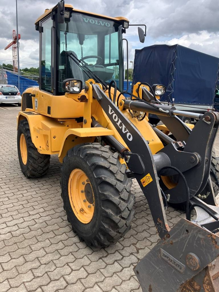 Volvo L 30 G - Utovarivač na kotačima: slika Volvo L 30 G - Utovarivač na kotačima Volvo L 30 G - Utovarivač na kotačima: slika Volvo L 30 G - Utovarivač na kotačima