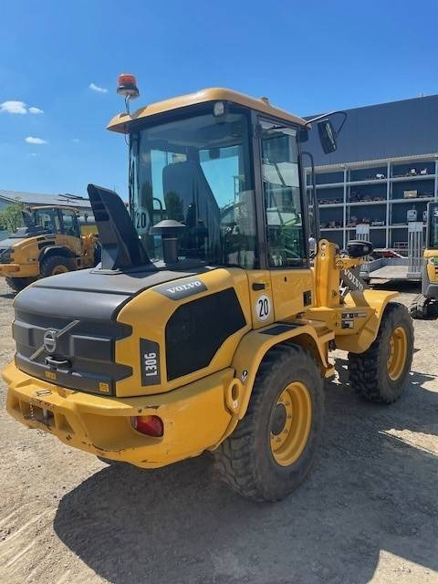 Volvo L 30 G - Utovarivač na kotačima: slika Volvo L 30 G - Utovarivač na kotačima Volvo L 30 G - Utovarivač na kotačima: slika Volvo L 30 G - Utovarivač na kotačima