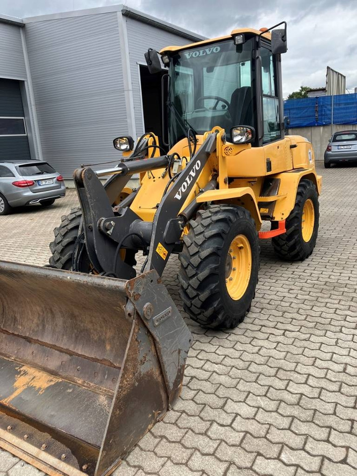 Volvo L 30 G - Utovarivač na kotačima: slika Volvo L 30 G - Utovarivač na kotačima Volvo L 30 G - Utovarivač na kotačima: slika Volvo L 30 G - Utovarivač na kotačima