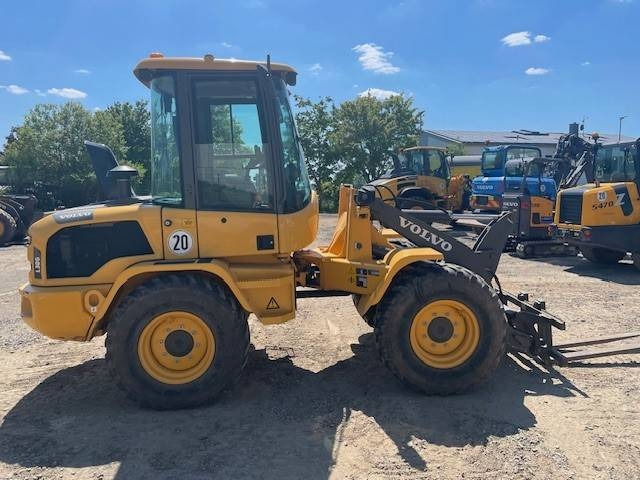 Volvo L 30 G - Utovarivač na kotačima: slika Volvo L 30 G - Utovarivač na kotačima Volvo L 30 G - Utovarivač na kotačima: slika Volvo L 30 G - Utovarivač na kotačima
