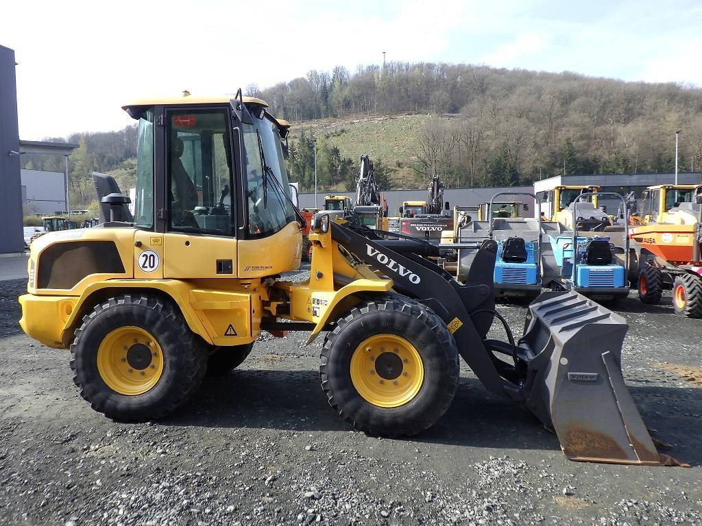 Volvo L 35 G - Utovarivač na kotačima: slika Volvo L 35 G - Utovarivač na kotačima Volvo L 35 G - Utovarivač na kotačima: slika Volvo L 35 G - Utovarivač na kotačima