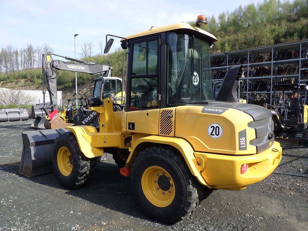Volvo L 35 G - Utovarivač na kotačima: slika Volvo L 35 G - Utovarivač na kotačima Volvo L 35 G - Utovarivač na kotačima: slika Volvo L 35 G - Utovarivač na kotačima