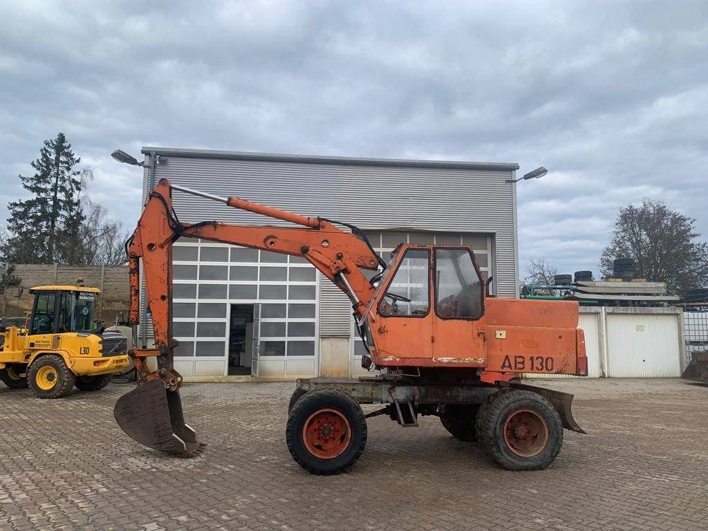 Atlas AB1302 / AB1500 mit Löffel und Greifer - Bager na kotačima: slika Atlas AB1302 / AB1500 mit Löffel und Greifer - Bager na kotačima Atlas AB1302 / AB1500 mit Löffel und Greifer - Bager na kotačima: slika Atlas AB1302 / AB1500 mit Löffel und Greifer - Bager na kotačima