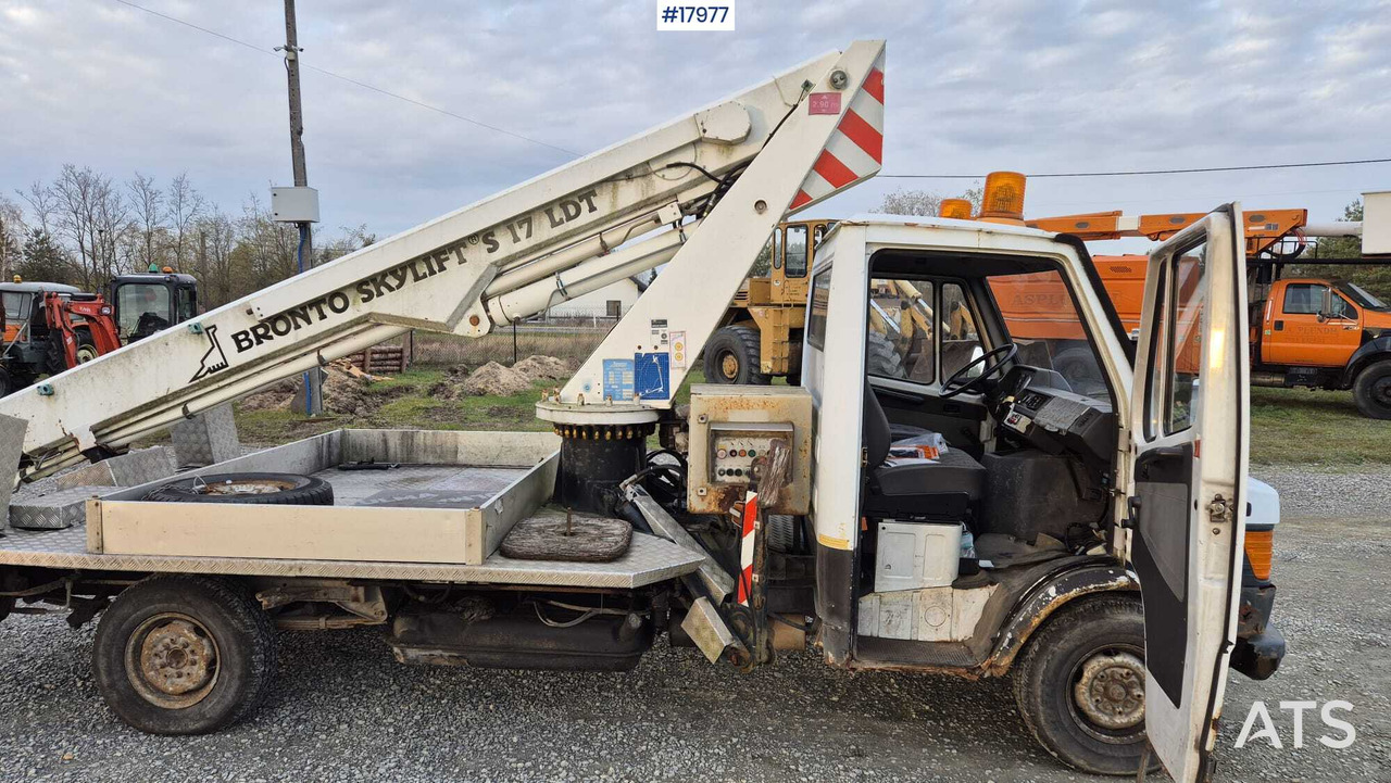 Podizna platforma montirana na kamion BRONTO SKYLIFT basket lift on Mercedes-Benz 308D chassis (1992): slika Podizna platforma montirana na kamion BRONTO SKYLIFT basket lift on Mercedes-Benz 308D chassis (1992)