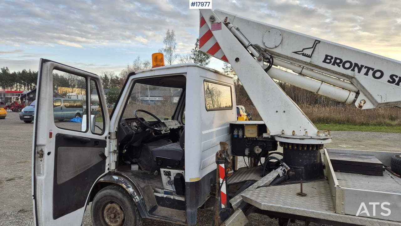 Podizna platforma montirana na kamion BRONTO SKYLIFT basket lift on Mercedes-Benz 308D chassis (1992): slika Podizna platforma montirana na kamion BRONTO SKYLIFT basket lift on Mercedes-Benz 308D chassis (1992)