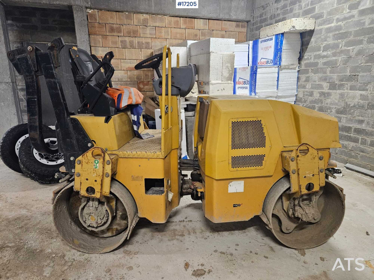 Double drum roller CATERPILLAR CB 24 (2009) - Cestovni valjak: slika Double drum roller CATERPILLAR CB 24 (2009) - Cestovni valjak Double drum roller CATERPILLAR CB 24 (2009) - Cestovni valjak: slika Double drum roller CATERPILLAR CB 24 (2009) - Cestovni valjak