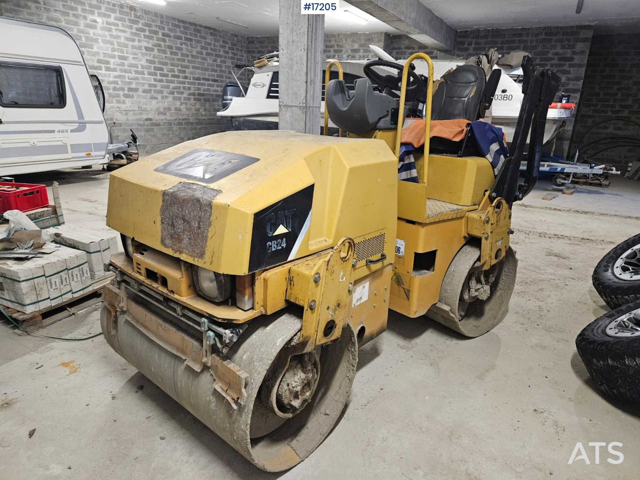 Double drum roller CATERPILLAR CB 24 (2009) - Cestovni valjak: slika Double drum roller CATERPILLAR CB 24 (2009) - Cestovni valjak Double drum roller CATERPILLAR CB 24 (2009) - Cestovni valjak: slika Double drum roller CATERPILLAR CB 24 (2009) - Cestovni valjak