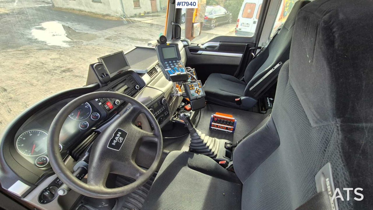 Kiper, Kamion s kranom Tipper/sand spreader with HDS - MAN TGS 28.360 6x4 (2008): slika Kiper, Kamion s kranom Tipper/sand spreader with HDS - MAN TGS 28.360 6x4 (2008)