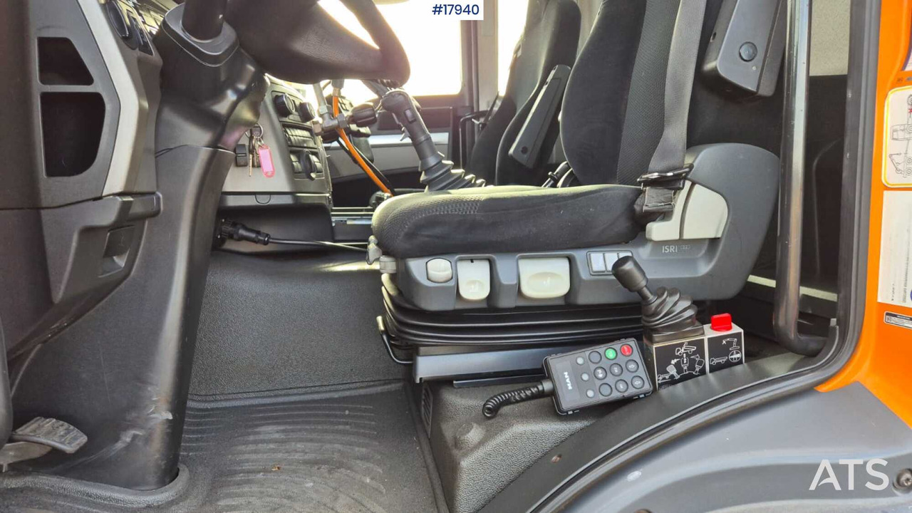 Kiper, Kamion s kranom Tipper/sand spreader with HDS - MAN TGS 28.360 6x4 (2008): slika Kiper, Kamion s kranom Tipper/sand spreader with HDS - MAN TGS 28.360 6x4 (2008)