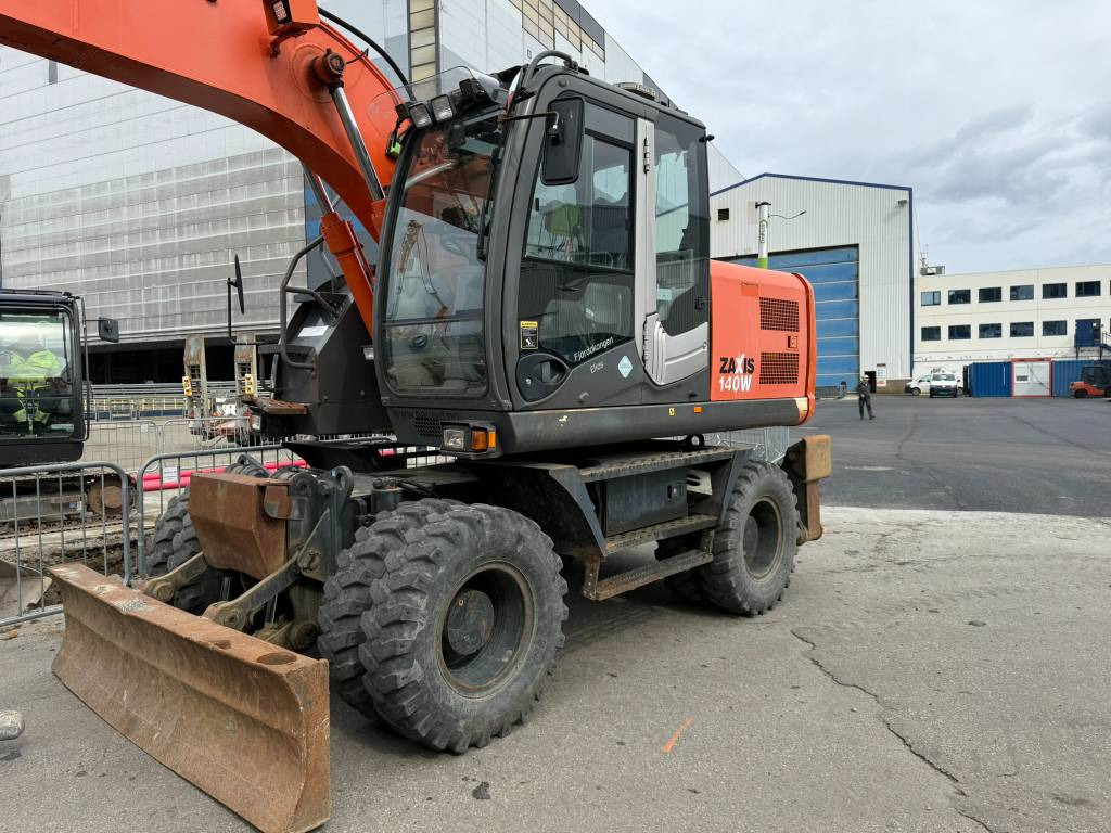 Hitachi ZX 140 W-3 - Bager na kotačima: slika Hitachi ZX 140 W-3 - Bager na kotačima Hitachi ZX 140 W-3 - Bager na kotačima: slika Hitachi ZX 140 W-3 - Bager na kotačima
