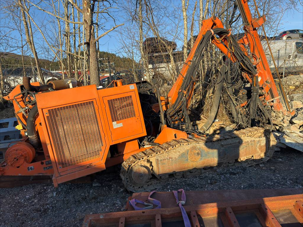 Tamrock Dino 500 - Platforma za bušenje: slika Tamrock Dino 500 - Platforma za bušenje Tamrock Dino 500 - Platforma za bušenje: slika Tamrock Dino 500 - Platforma za bušenje