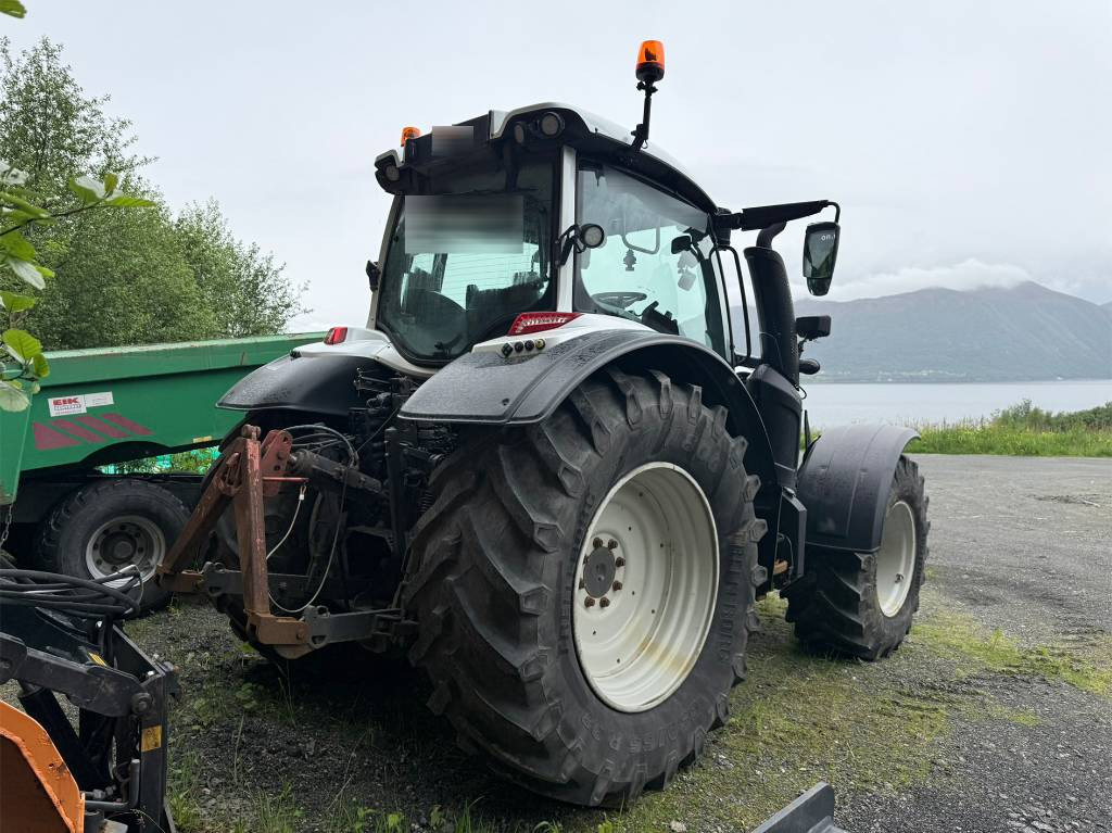Valtra N 174 med frontlaster - Traktor: slika Valtra N 174 med frontlaster - Traktor Valtra N 174 med frontlaster - Traktor: slika Valtra N 174 med frontlaster - Traktor