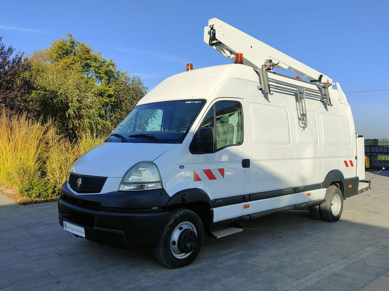 Renault Mascott 3.0 - Podizna platforma montirana na kamion: slika Renault Mascott 3.0 - Podizna platforma montirana na kamion Renault Mascott 3.0 - Podizna platforma montirana na kamion: slika Renault Mascott 3.0 - Podizna platforma montirana na kamion