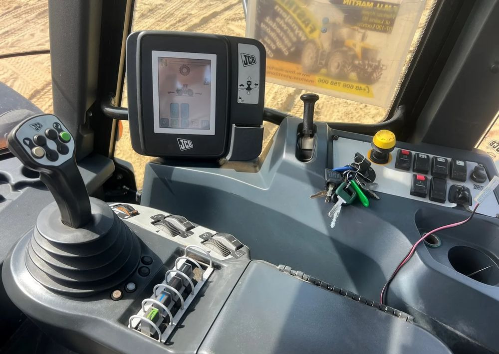 Zakup JCB Fastrac 3230 Xtra JCB Fastrac 3230 Xtra: slika Zakup JCB Fastrac 3230 Xtra JCB Fastrac 3230 Xtra