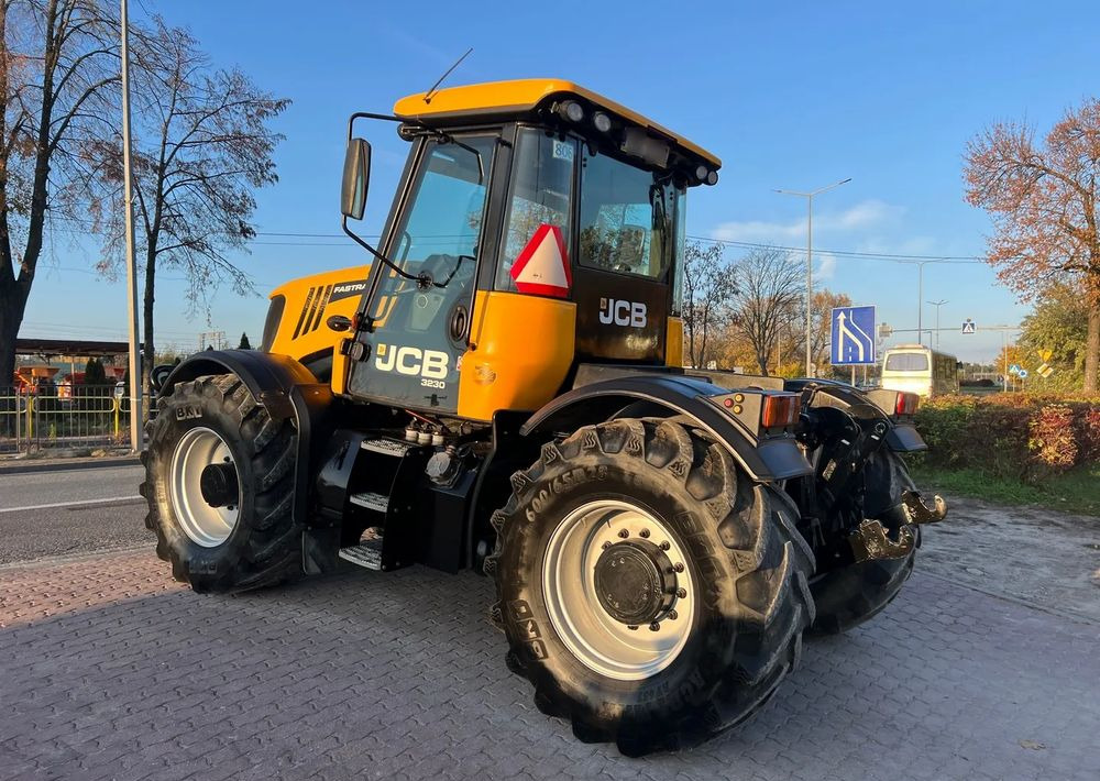 JCB Fastrac 3230 Xtra - Traktor: slika JCB Fastrac 3230 Xtra - Traktor JCB Fastrac 3230 Xtra - Traktor: slika JCB Fastrac 3230 Xtra - Traktor