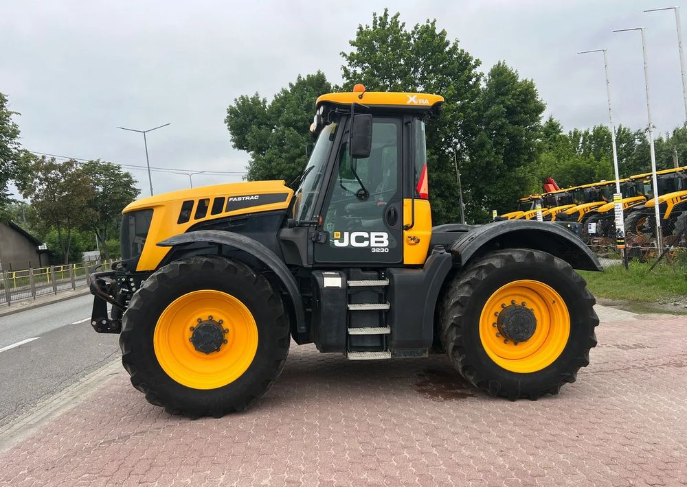JCB Fastrac 3230 Xtra - Traktor: slika JCB Fastrac 3230 Xtra - Traktor JCB Fastrac 3230 Xtra - Traktor: slika JCB Fastrac 3230 Xtra - Traktor