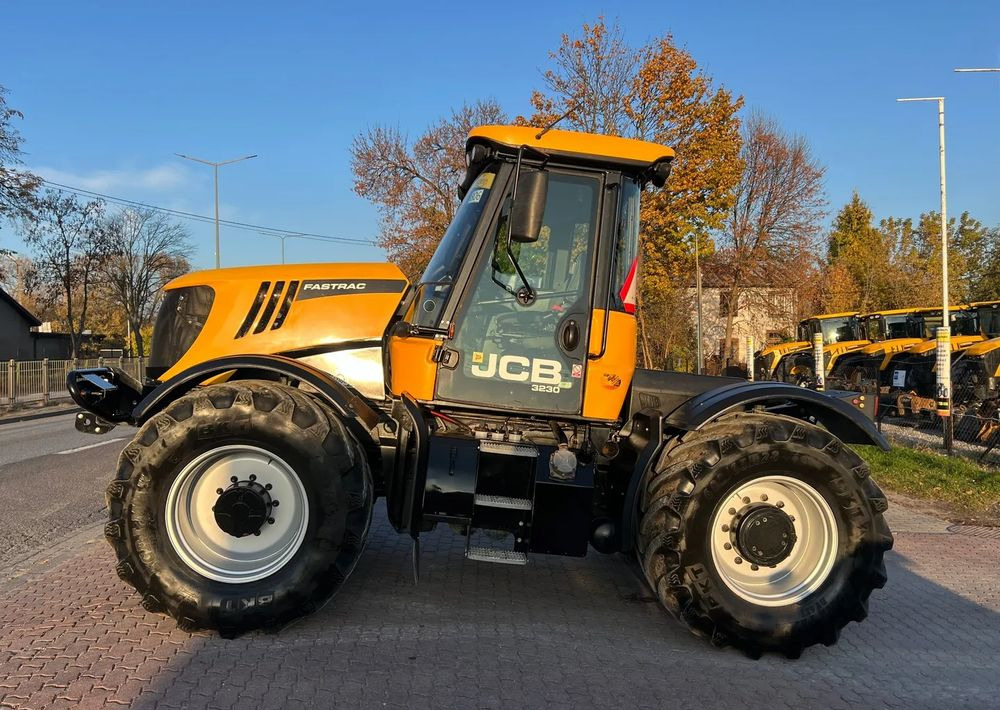 JCB Fastrac 3230 Xtra - Traktor: slika JCB Fastrac 3230 Xtra - Traktor JCB Fastrac 3230 Xtra - Traktor: slika JCB Fastrac 3230 Xtra - Traktor