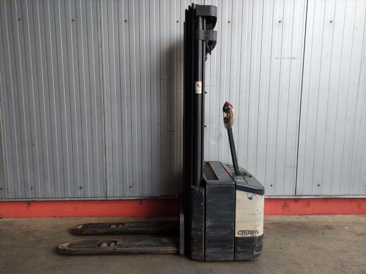 Crown WE 2300-1.6 TT - Slagač stoga: slika Crown WE 2300-1.6 TT - Slagač stoga Crown WE 2300-1.6 TT - Slagač stoga: slika Crown WE 2300-1.6 TT - Slagač stoga