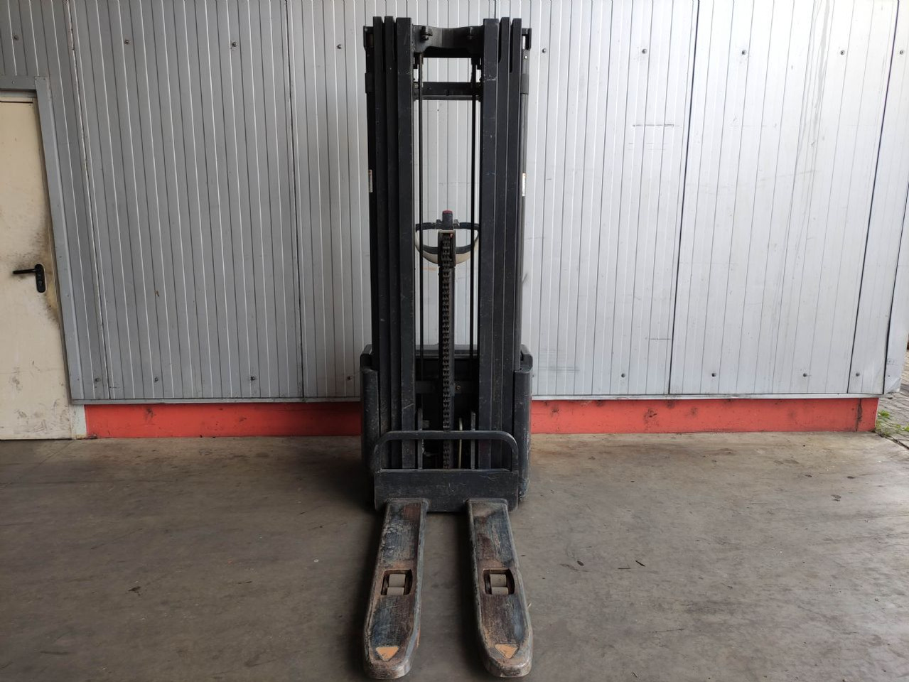 Crown WE 2300-1.6 TT - Slagač stoga: slika Crown WE 2300-1.6 TT - Slagač stoga Crown WE 2300-1.6 TT - Slagač stoga: slika Crown WE 2300-1.6 TT - Slagač stoga