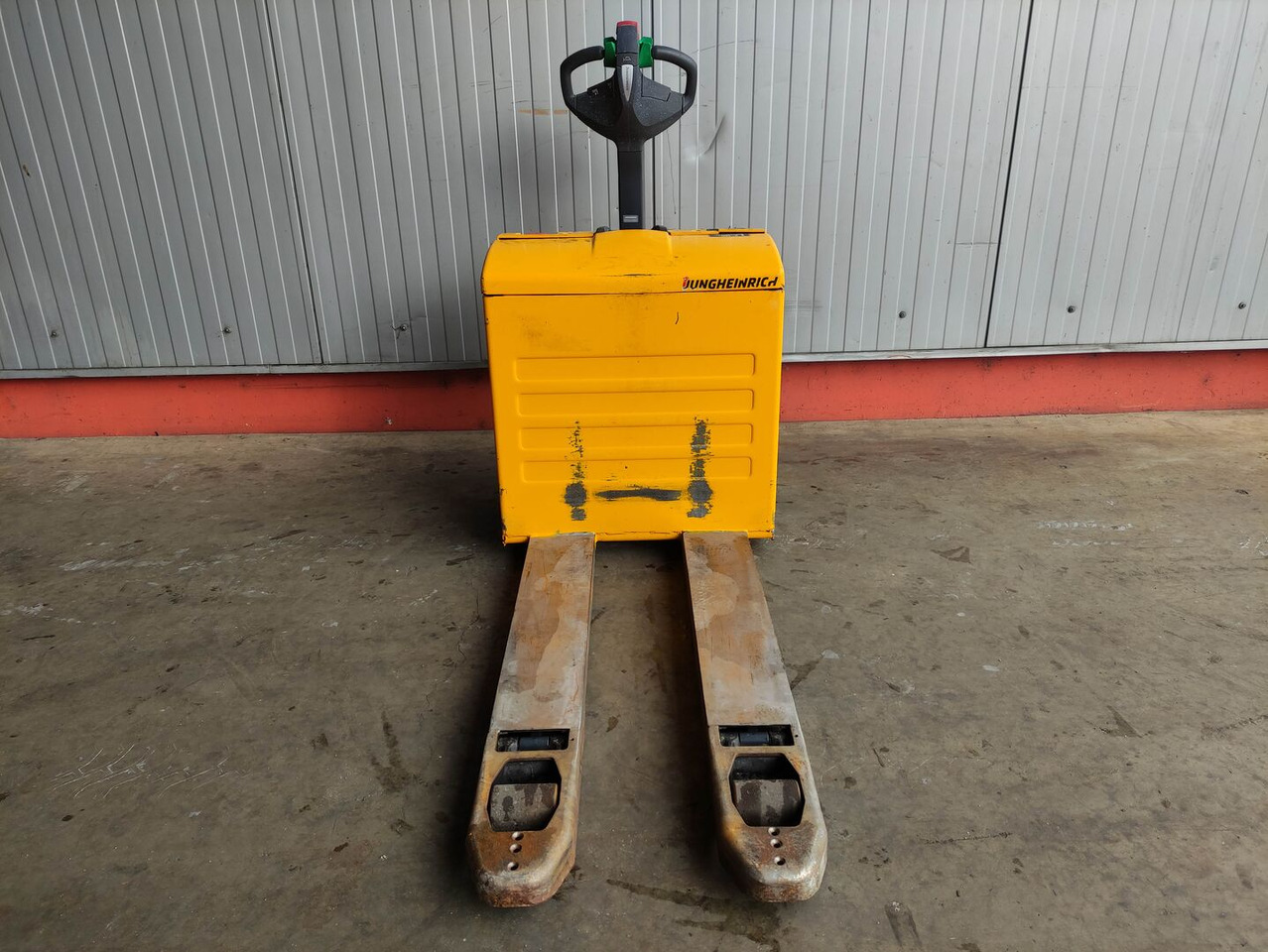 Jungheinrich EJE 120 - Paletni viličar: slika Jungheinrich EJE 120 - Paletni viličar Jungheinrich EJE 120 - Paletni viličar: slika Jungheinrich EJE 120 - Paletni viličar