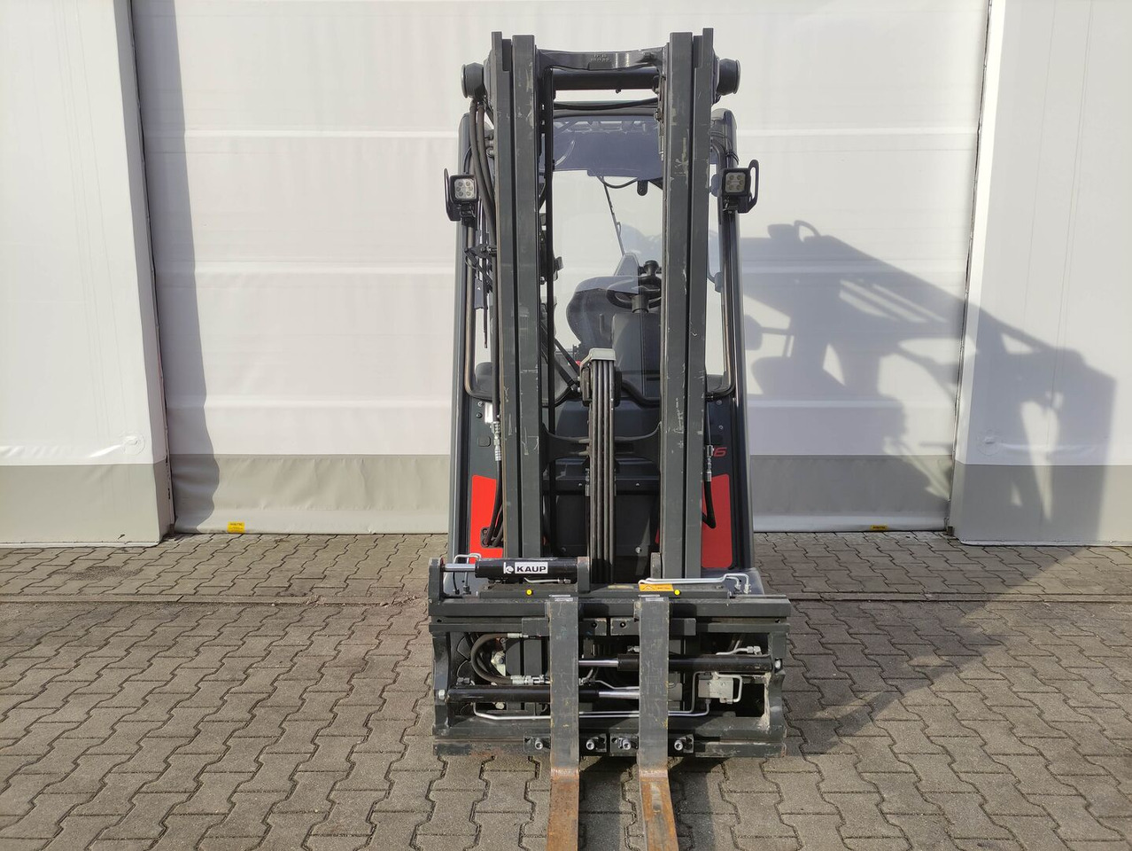 Linde E16PH-02-386 - Električni viličar: slika Linde E16PH-02-386 - Električni viličar Linde E16PH-02-386 - Električni viličar: slika Linde E16PH-02-386 - Električni viličar