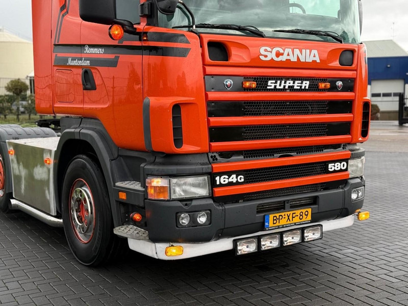 Scania R 164 GA 6X2/4 NA 580 SHOW TRUCK, GESTUURDE VOORLOPER, COMPLEET, TOP. - Tegljač: slika Scania R 164 GA 6X2/4 NA 580 SHOW TRUCK, GESTUURDE VOORLOPER, COMPLEET, TOP. - Tegljač Scania R 164 GA 6X2/4 NA 580 SHOW TRUCK, GESTUURDE VOORLOPER, COMPLEET, TOP. - Tegljač: slika Scania R 164 GA 6X2/4 NA 580 SHOW TRUCK, GESTUURDE VOORLOPER, COMPLEET, TOP. - Tegljač