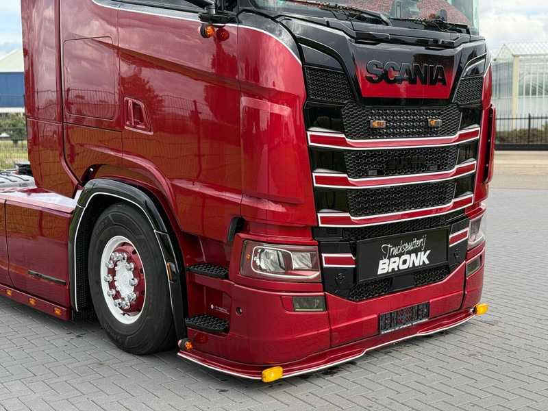 Scania S580 V8 NGS SHOWTRUCK, VOLLUCHT, RETARDER, LEER, GESTUURD. - Tegljač: slika Scania S580 V8 NGS SHOWTRUCK, VOLLUCHT, RETARDER, LEER, GESTUURD. - Tegljač Scania S580 V8 NGS SHOWTRUCK, VOLLUCHT, RETARDER, LEER, GESTUURD. - Tegljač: slika Scania S580 V8 NGS SHOWTRUCK, VOLLUCHT, RETARDER, LEER, GESTUURD. - Tegljač