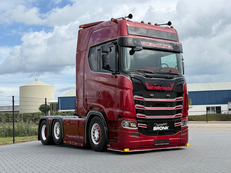 Scania S580 V8 NGS SHOWTRUCK, VOLLUCHT, RETARDER, LEER, GESTUURD. - Tegljač: slika Scania S580 V8 NGS SHOWTRUCK, VOLLUCHT, RETARDER, LEER, GESTUURD. - Tegljač Scania S580 V8 NGS SHOWTRUCK, VOLLUCHT, RETARDER, LEER, GESTUURD. - Tegljač: slika Scania S580 V8 NGS SHOWTRUCK, VOLLUCHT, RETARDER, LEER, GESTUURD. - Tegljač
