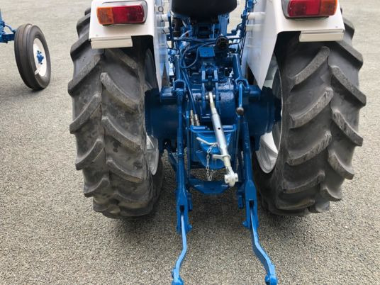 Traktor Ford 4110 V fruitier arceau tracteur à 15 000 € sans tva à rajouter: slika Traktor Ford 4110 V fruitier arceau tracteur à 15 000 € sans tva à rajouter