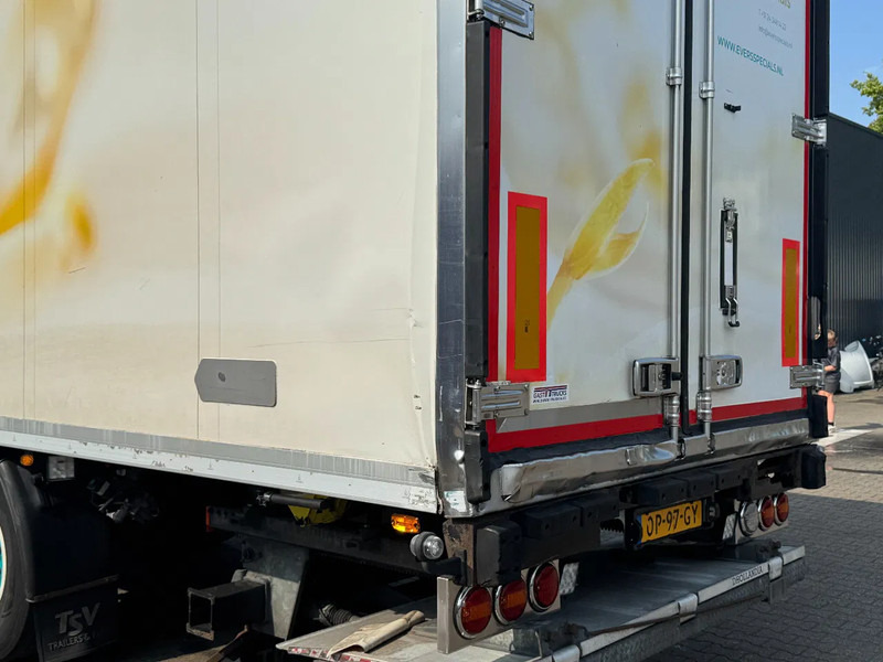 Kögel Carrier Vector 1350 / SAF-Disc / Lift-as / OV-Laadklep - Poluprikolica hladnjača: slika Kögel Carrier Vector 1350 / SAF-Disc / Lift-as / OV-Laadklep - Poluprikolica hladnjača Kögel Carrier Vector 1350 / SAF-Disc / Lift-as / OV-Laadklep - Poluprikolica hladnjača: slika Kögel Carrier Vector 1350 / SAF-Disc / Lift-as / OV-Laadklep - Poluprikolica hladnjača