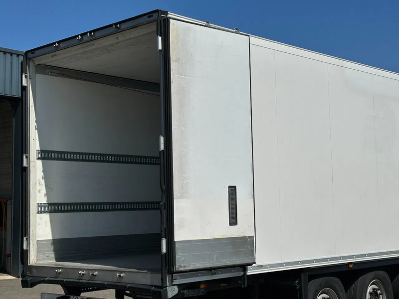Schmitz Cargobull Carrier Vector 1550 / SAF-Disc / Lift-Axle - Poluprikolica hladnjača: slika Schmitz Cargobull Carrier Vector 1550 / SAF-Disc / Lift-Axle - Poluprikolica hladnjača Schmitz Cargobull Carrier Vector 1550 / SAF-Disc / Lift-Axle - Poluprikolica hladnjača: slika Schmitz Cargobull Carrier Vector 1550 / SAF-Disc / Lift-Axle - Poluprikolica hladnjača