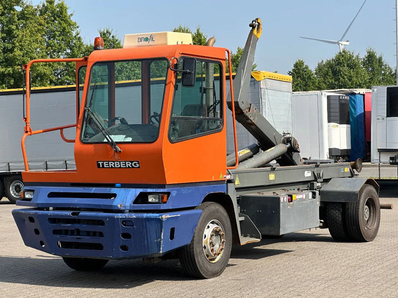 Terberg YT 222 4x2 AJK 30T Haakarm / Weegsysteem / Overdrukcabine / *NL-Kenteken* - Kamion s kukastom dizalicom: slika Terberg YT 222 4x2 AJK 30T Haakarm / Weegsysteem / Overdrukcabine / *NL-Kenteken* - Kamion s kukastom dizalicom Terberg YT 222 4x2 AJK 30T Haakarm / Weegsysteem / Overdrukcabine / *NL-Kenteken* - Kamion s kukastom dizalicom: slika Terberg YT 222 4x2 AJK 30T Haakarm / Weegsysteem / Overdrukcabine / *NL-Kenteken* - Kamion s kukastom dizalicom
