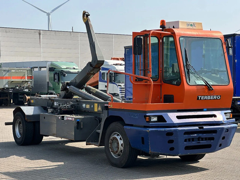 Terberg YT 222 4x2 AJK 30T Haakarm / Weegsysteem / Overdrukcabine / *NL-Kenteken* - Terminalni traktor: slika Terberg YT 222 4x2 AJK 30T Haakarm / Weegsysteem / Overdrukcabine / *NL-Kenteken* - Terminalni traktor Terberg YT 222 4x2 AJK 30T Haakarm / Weegsysteem / Overdrukcabine / *NL-Kenteken* - Terminalni traktor: slika Terberg YT 222 4x2 AJK 30T Haakarm / Weegsysteem / Overdrukcabine / *NL-Kenteken* - Terminalni traktor