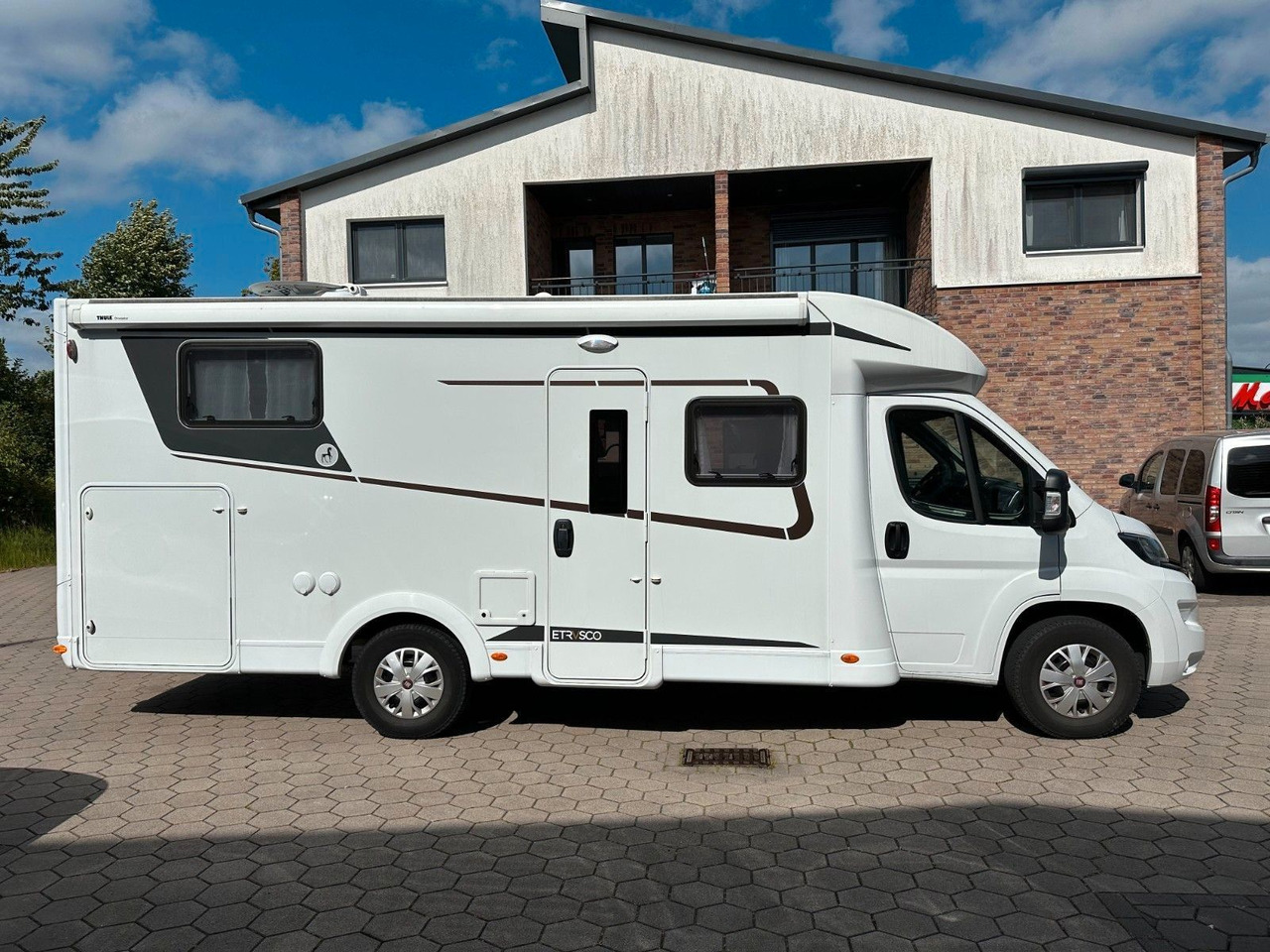 Etrusco T 7300 SB/Einzelbetten+Hubbett/Garage/Klima/TOP - Poluintegrirani kamper: slika Etrusco T 7300 SB/Einzelbetten+Hubbett/Garage/Klima/TOP - Poluintegrirani kamper Etrusco T 7300 SB/Einzelbetten+Hubbett/Garage/Klima/TOP - Poluintegrirani kamper: slika Etrusco T 7300 SB/Einzelbetten+Hubbett/Garage/Klima/TOP - Poluintegrirani kamper