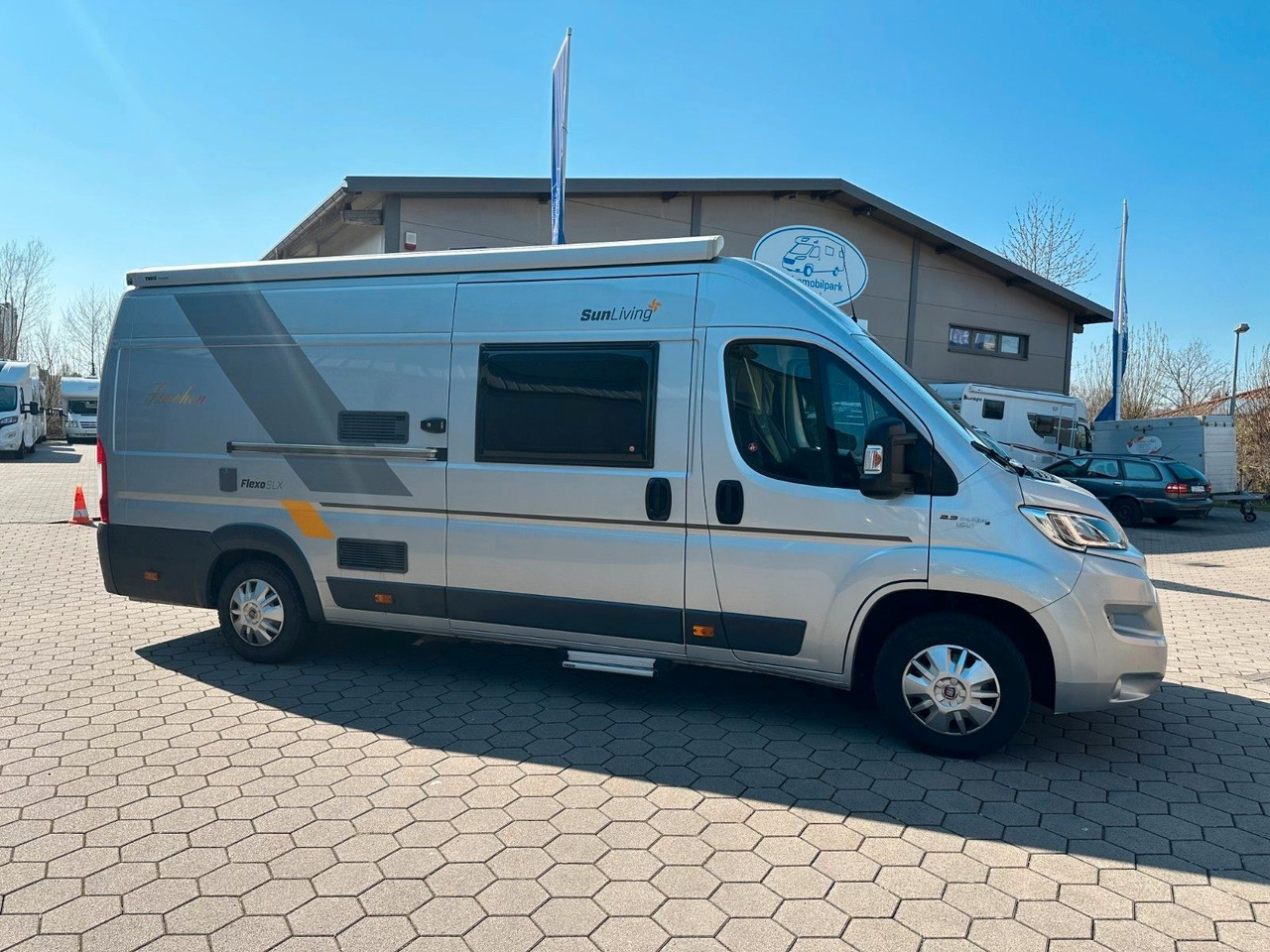 Sun Living Flexo SLX/1.Hand/Einzelbetten/Klima/Solar/Markis - Kamp kombi: slika Sun Living Flexo SLX/1.Hand/Einzelbetten/Klima/Solar/Markis - Kamp kombi Sun Living Flexo SLX/1.Hand/Einzelbetten/Klima/Solar/Markis - Kamp kombi: slika Sun Living Flexo SLX/1.Hand/Einzelbetten/Klima/Solar/Markis - Kamp kombi